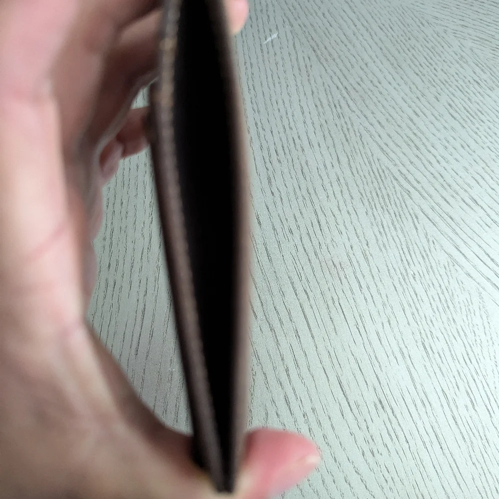 Amazon Essentials Men's slim wallet With RFID
